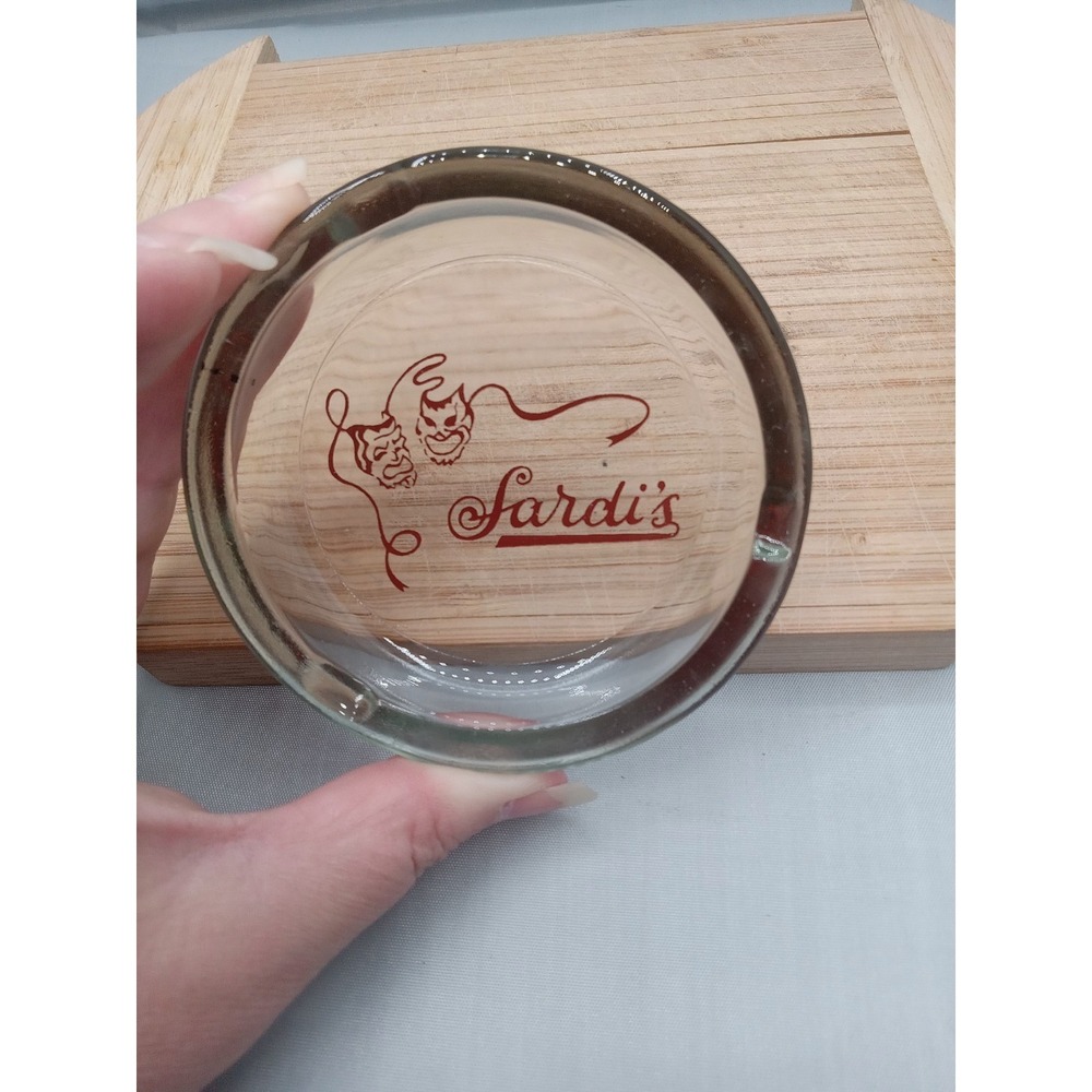 SARDIS NYC VINTAGE ROUND GLASS ASHTRAY CIRCA‎ 1955 Read